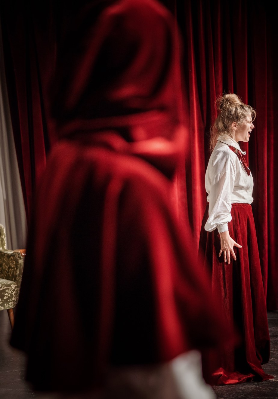 Schlosstheater Moers probt das Stück "Mutter aller Fragen" am 26.10.19  in Moers. Foto: Jakob Studnar / fotostudnar